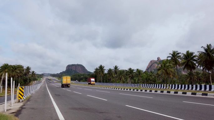 正午时分，印度卡纳塔克邦首府班加罗尔附近的拉马纳加拉，岩石山脉上风景如画的高速公路。
