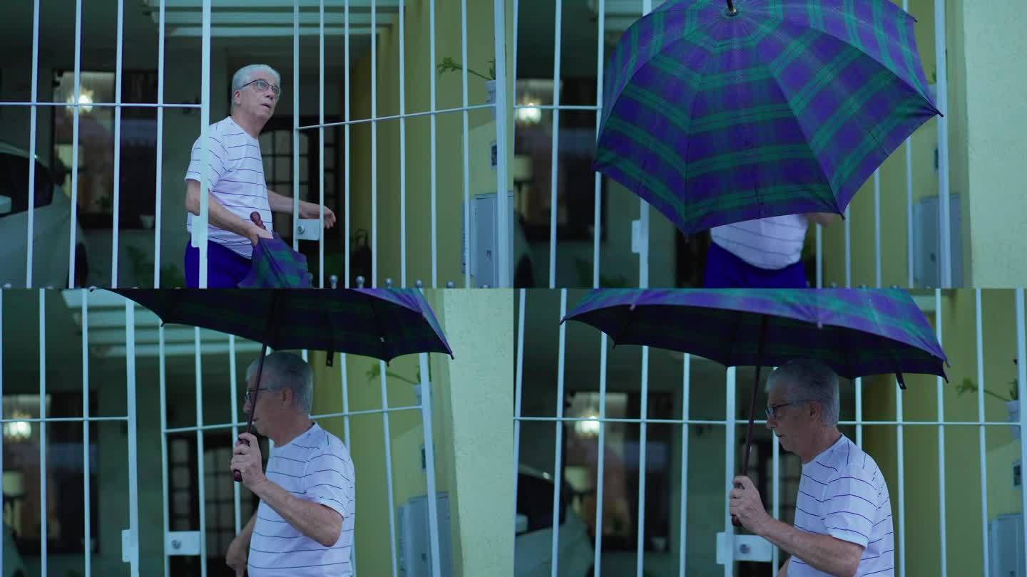 老人撑开伞挡雨，从家里走到街上。老人离开住所，在下雨时打开大门在城市人行道上行走