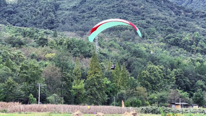 滑翔机降落伞极限运动教练学员高空飞翔飞行