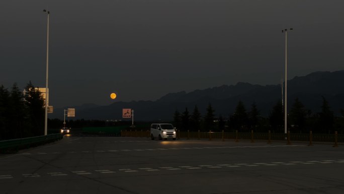 高清拍摄明月出天山高速出口