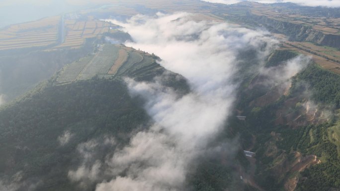 白云山雾间的山沟