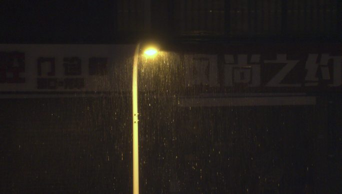 雨夜路灯