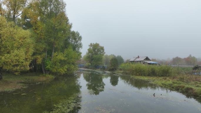 晨雾中河岸山里人家