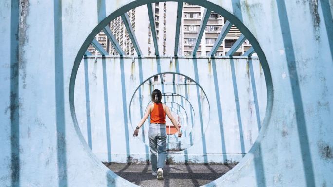 一名女子在香港乐华邨的圆形建筑物内行走