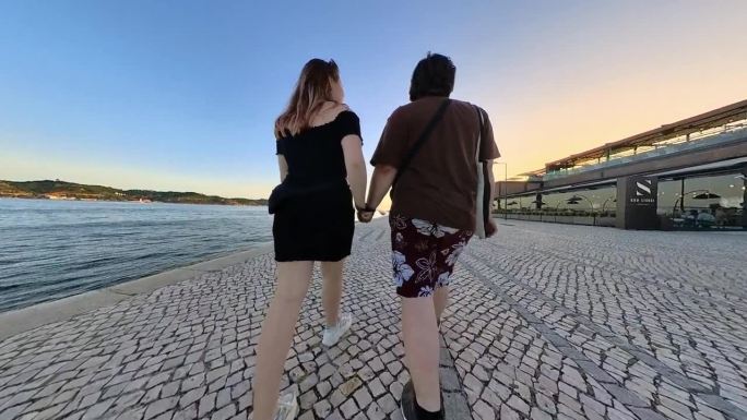 夏日里，一对情侣在葡萄牙里斯本约会。