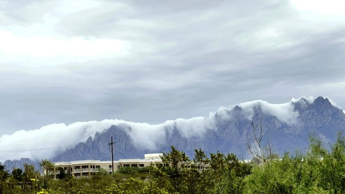 新墨西哥州拉斯克鲁塞斯以东的风琴山上空低空云层