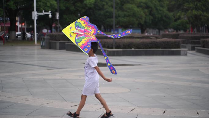 城市公园人文小孩玩风筝拿着风筝走路运动