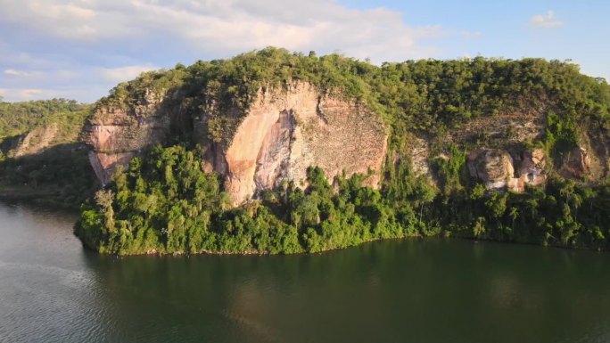 航拍壮丽的岩石山在巴拉那河，Teyu夸雷公园，米西奥内斯，阿根廷