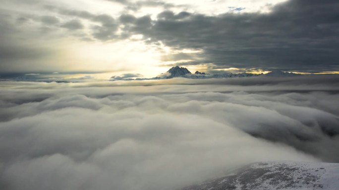 雅拉雪山云海航拍