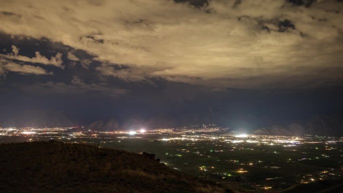 汽车在夜间行驶时闪电划过犹他山谷