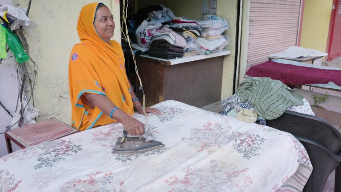 拉贾斯坦邦斋浦尔市的印度妇女在熨衣服