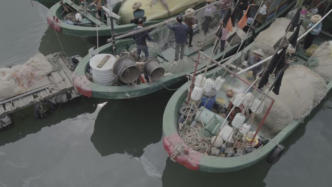 4K M1 广东雷州海上渔民编织渔网航拍