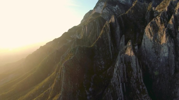 空中拍摄的山脊与太阳耀光，河谷，波特罗奇科，伊达尔戈登山，阳光，伊达尔戈附近的绿色山脉，伟大的攀岩，