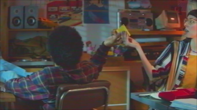 年轻人在办公室放松的VHS拍摄