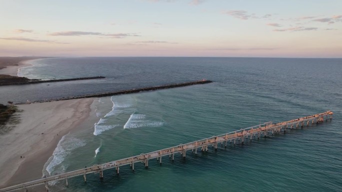 鸟瞰图抽沙码头吐在黄金海岸在昆士兰州，澳大利亚在日落-无人机拍摄