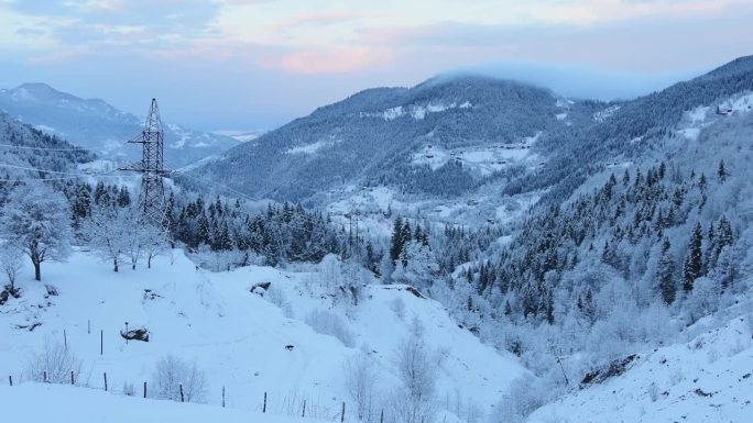阳光明媚的冬日美景。阳光下的雪山冬日景观。是远足和旅游的好去处。冬季仙境。令人惊叹的自然背景4k