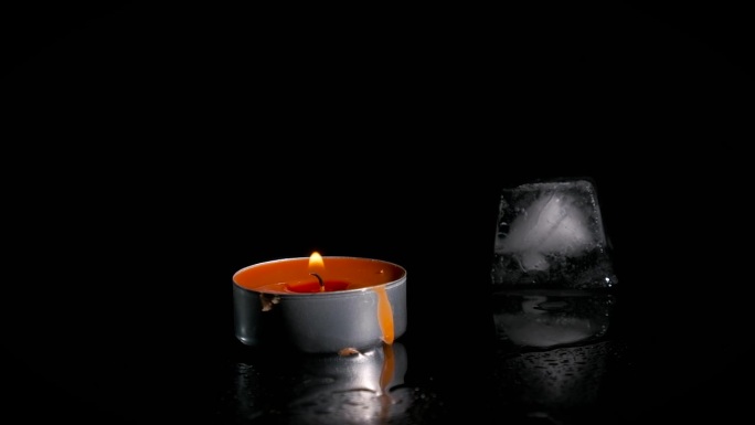 燃烧蜡烛融化冰。