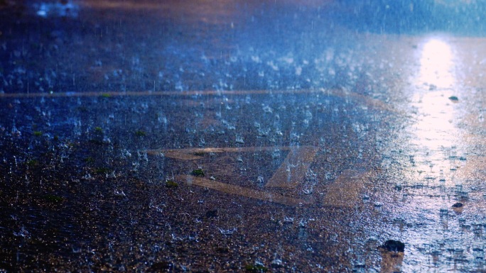 晚上下雨路面街道下雨路灯雨夜暴雨大雨雷雨