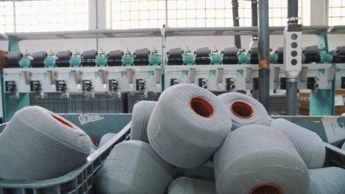 篮子里的一捆捆纱线。纺织厂设备。纺织工厂。纺纱生产。纱线制作工艺。线生产。