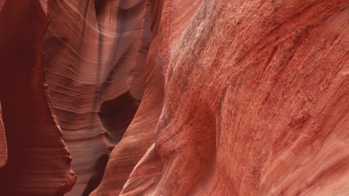 低角度观看亚利桑那州羚羊峡谷砂岩地层的景色