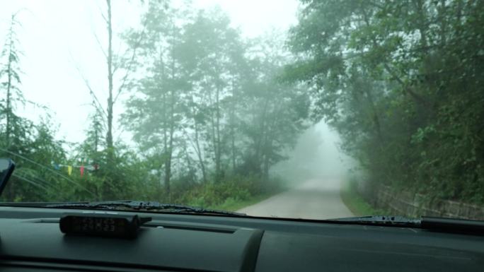 大雾天气山路行驶