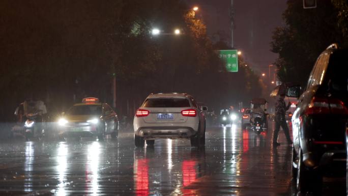 雨夜车流，行人