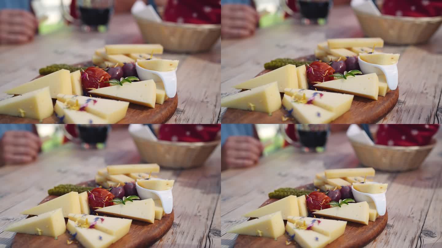 切菜板上的奶酪切菜板