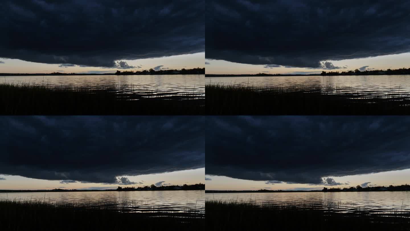 黄昏的乌云和流动的湖水