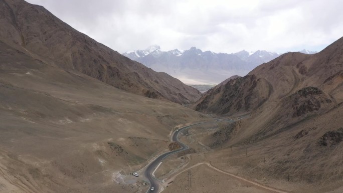 中国西藏蜿蜒的山路。