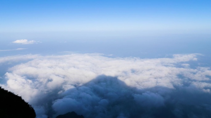 从峨眉山云海之巅看白云在山下移动的4k延时镜头。