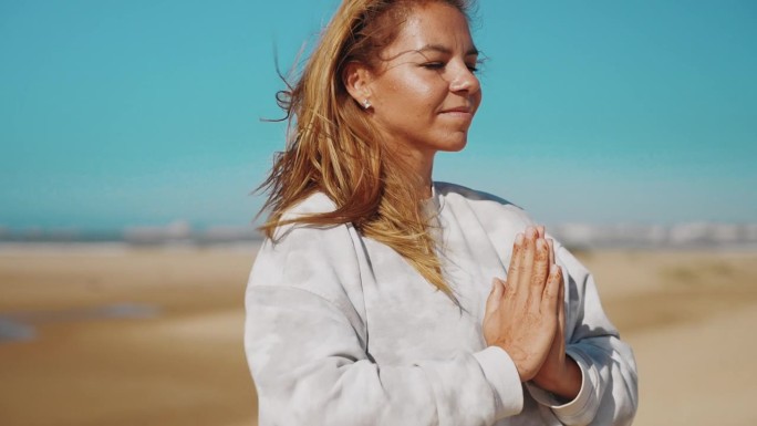 一名女子以祈祷姿势练习瑜伽