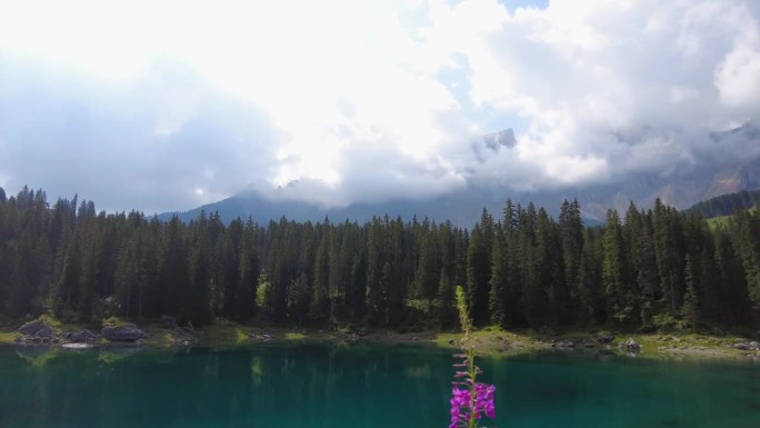 卡雷扎湖的景色和Val di Fassa的乡村景色