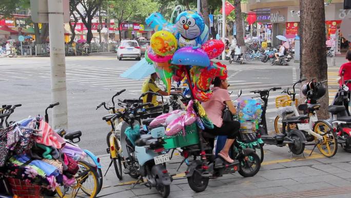 街头卖玩具氢气球的商贩