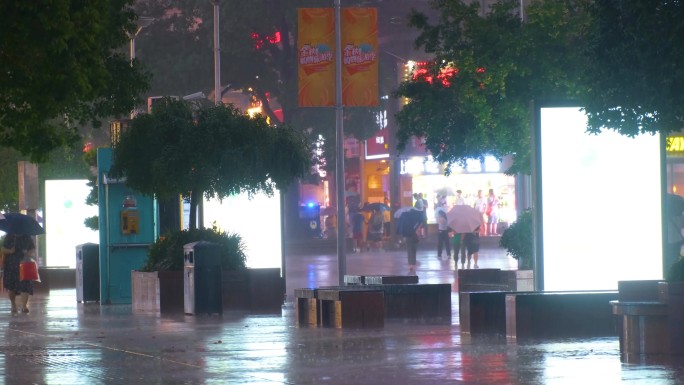 城市夜晚下雨天雨景人流夜景街景撑伞行人_