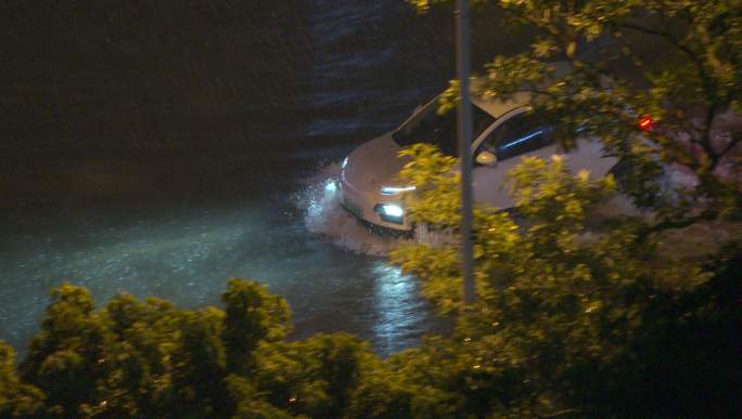 雨夜涉水开车