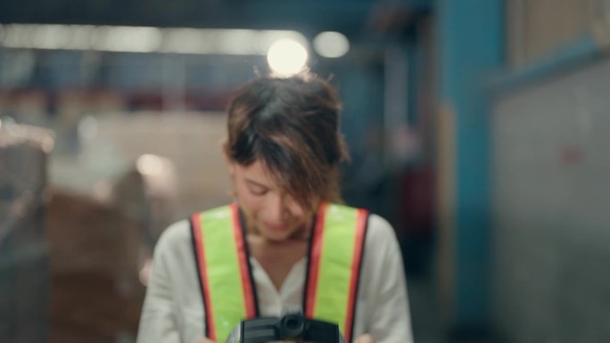 积极的亚洲女性在仓库的肖像:赋予行业多样性