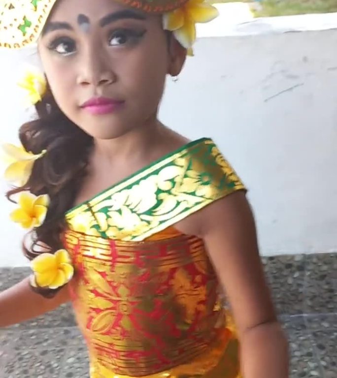 幼儿园女孩在家里穿着传统的巴厘服装跳舞。印尼民族文化，祖传遗产