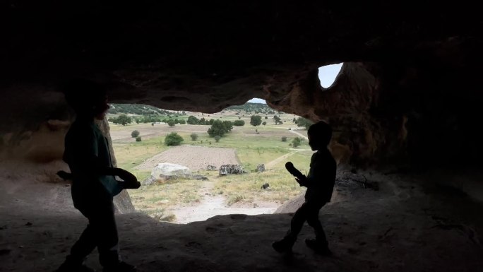 兄弟们在弗里吉亚山谷的洞穴里玩棍棒