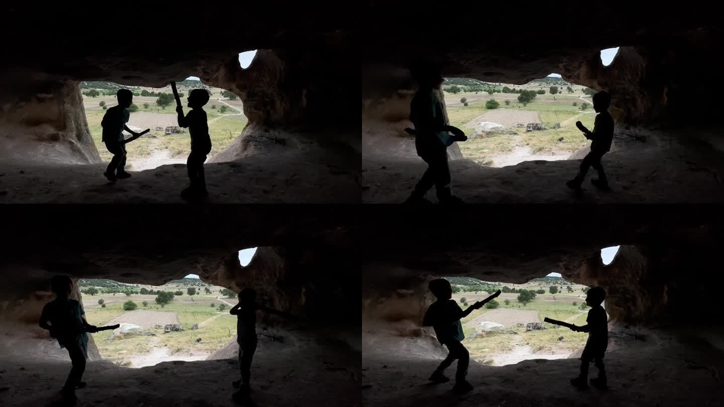 兄弟们在弗里吉亚山谷的洞穴里玩棍棒