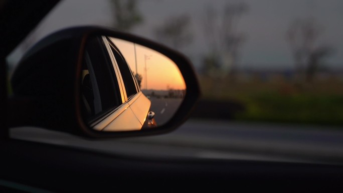 车后视镜看落日夕阳唯美