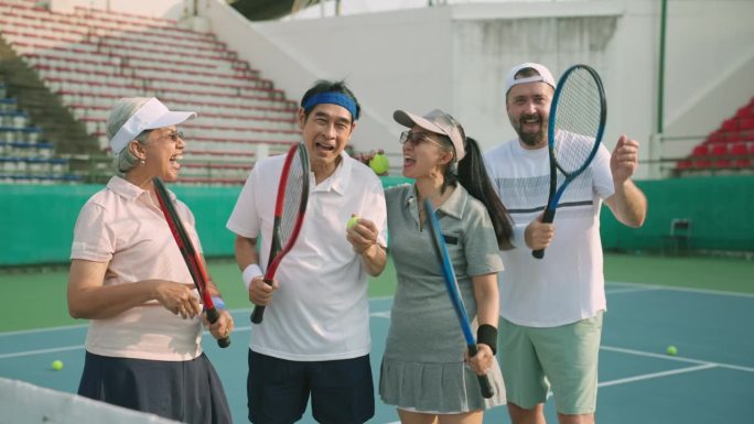 近距离看镜头:赛后，多种族高级网球运动员享受和快乐的集体姿势