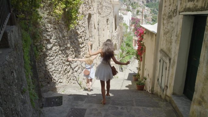 女友们在美丽的意大利旅行，放松暑假，探索无忧无虑的生活方式