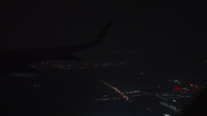 透过飞机窗，户外夜景