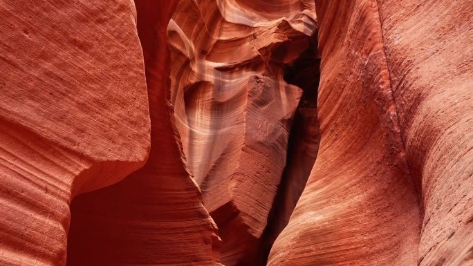 低角度观看亚利桑那州羚羊峡谷中高大陡峭的红色砂岩岩层的景色