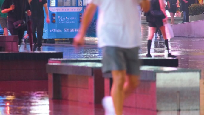 城市夜晚下雨天雨景人流夜景街景撑伞行人_