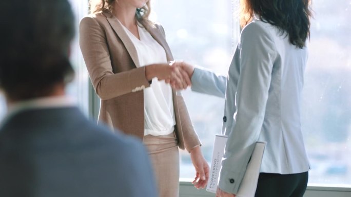 握手，欢迎和商务女性在办公室为公司合作会面。管理伙伴关系中的专业员工握手寻求支持和公司交易