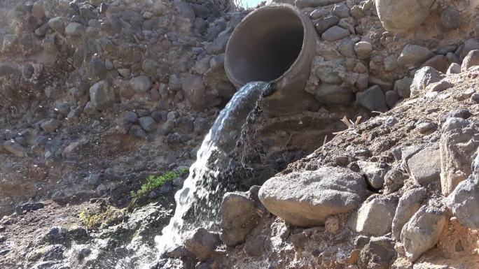 废水从污水管道流入沙洞。