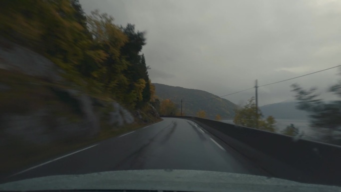 POV汽车在挪威峡湾行驶:秋天的户外