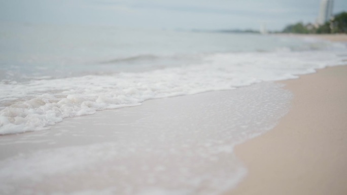 夏天沙滩上清澈的海浪。