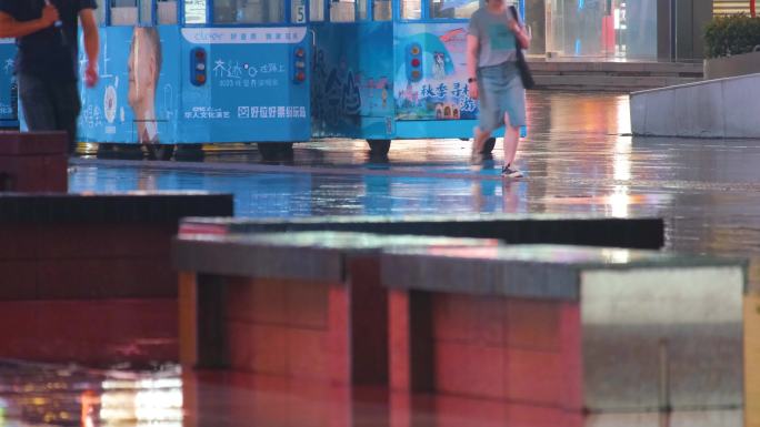 城市夜晚下雨天雨景人流夜景街景撑伞行人_